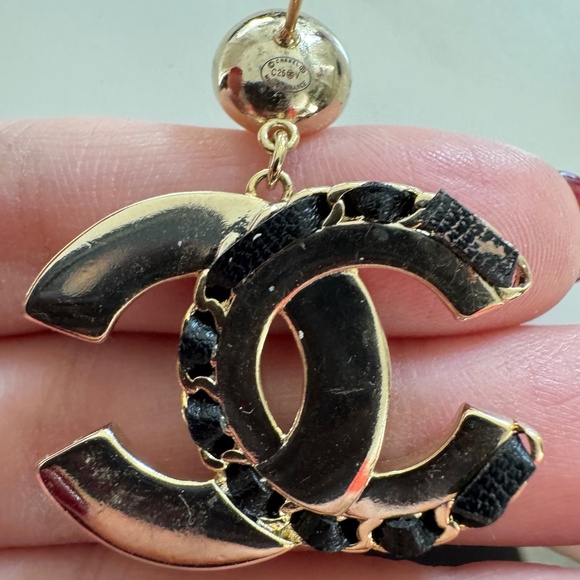 Super Rare Classic Chanel CC Logo Leather, Pearl & Crystal Drop Gold Earrings - Picture 3 of 4
